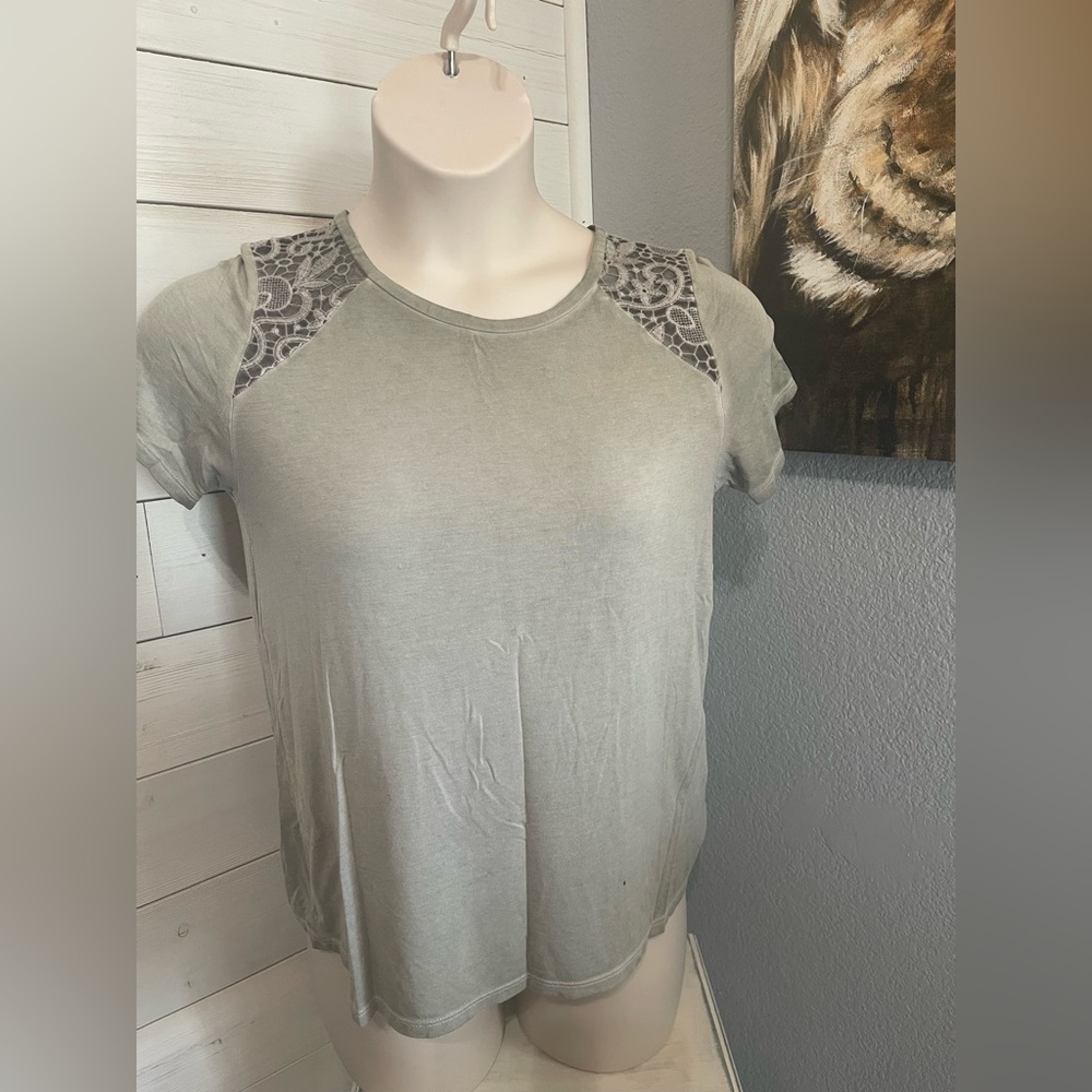 American Eagle Outfitters Gray Short Sleeve T-Shirt with Shoulder Embell…